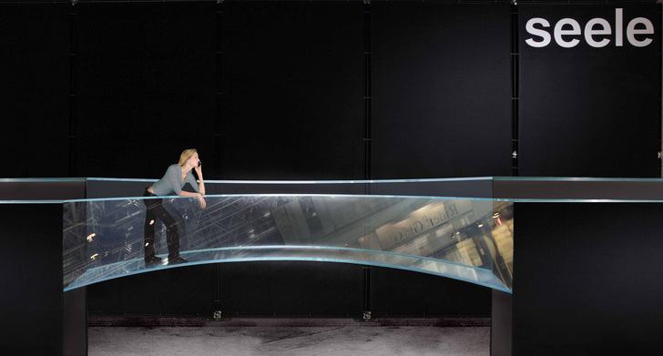 Die gebogene Brückengläser sind komplett verklebt. Metall kam bei der Befestigung nicht zum Einsatz.