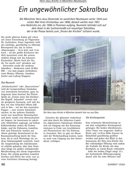 Die Kirche und ihre fassadenhohe Torkonstruktion ist bei Tag und Nacht ein Blickfang.