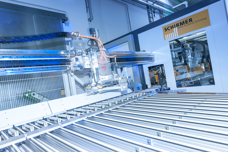 Das neue Bearbeitungszentrum von Aumüller Aumatic produziert mit kurzen Rüstzeiten und flexibler Produktionsreihenfolge pro Jahr bis zu 150.000 Aluminiumgehäuse für Fensterantriebe. - © Aumüller Aumatic GmbH
