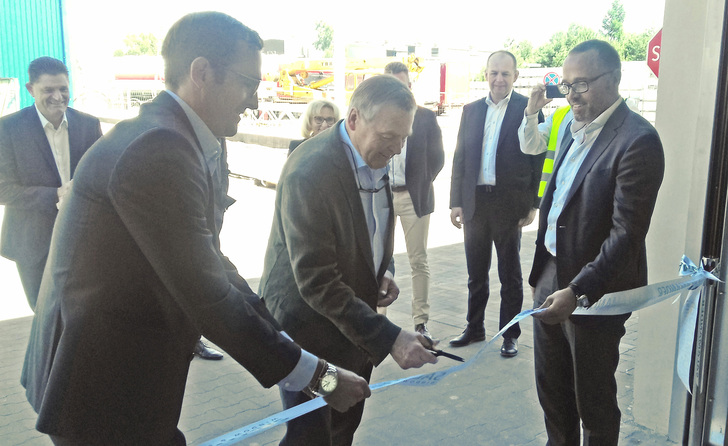 Die Salamander Geschäftsführung eröffnete die neue Produktionshalle mit einem feierlichen Bandschnitt