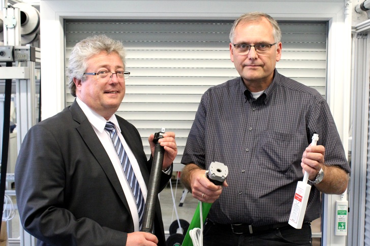 Der SP Rescue ist ein absolutes Novum am Markt — und macht im Falle eines Notfalles schnell den Weg nach draußen frei: Rolf Schneider (Verkaufsberater, r.) und Jörg Tebbe (Leiter der Konstruktion, l.) präsentieren den innovativen Motor, der im Set mit abgestimmter Federwelle sowie zudem mit Betätigerstange und weiterem Zubehör angeboten wird.