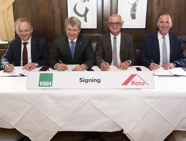 Mit dem Kauf von VBH Mexico stärkt die Roto Frank AG ihren Expansionskurs in dem lateinamerikanischen Staat. Das Foto zeigt (v.l.) Andrzej Wyszogrodzki und Victor Trenev (beide Geschäftsführer VBH Holding GmbH), Dr. Eckhard Keill (Roto-Vorstandsvorsitzender) und Michael Stangier (Roto-Finanzvorstand) bei der Vertragsunterzeichnung.