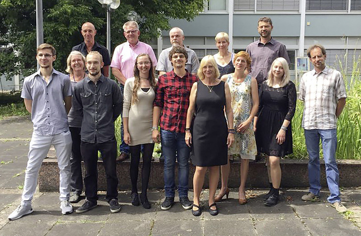 Die frischgebackenen Techniker und Technikerinnen mit ihren Lehrern. - © Karin Kuban-Scheel
