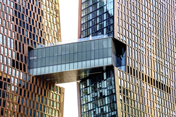 Die Skybridge, die dreistöckige Verbindungsbrücke des Copper Buildings in New York, hüllt sich in metallisch schimmerndes Glas. - © Glas Trösch
