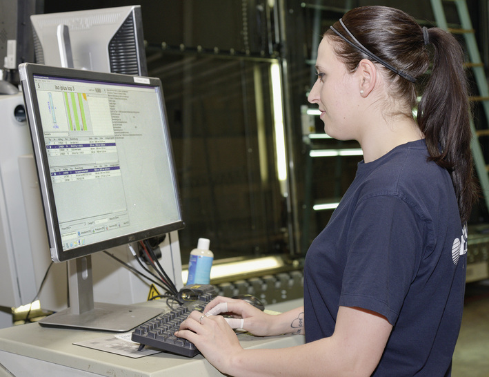 Papierlose Fertigung: Die Bedienerin an der Visitierstation der Isolierglas-Linie arbeitet mit dem A+W Production Monitor. - © A+W
