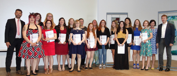 Die Absolventen mit Abteilungsleiter Burkhard Meuser (l.) und den Klassenlehrern Andrea Hebgen und Mario Pohlmann (r.).