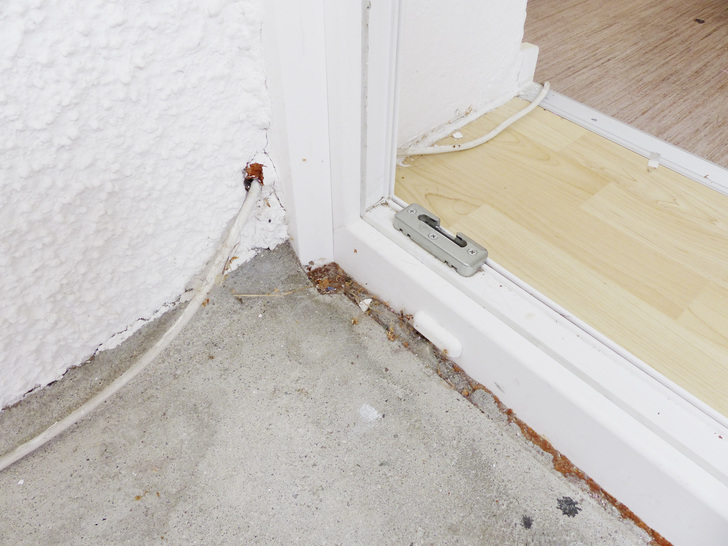 Fehlerhafter Anschluss einer Balkontüre nach unten - © BVFTFS
 Fehlerhafter Anschluss einer Balkontüre nach unten