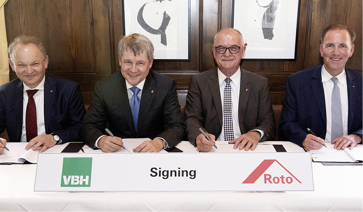 
Mit dem Kauf von VBH Mexico stärkt die Roto Frank AG ihren Expansionskurs in dem lateinamerikanischen Staat. Das Foto zeigt (v.l.) Andrzej Wyszogrodzki und Victor Trenev (beide Geschäftsführer VBH Holding GmbH), Dr. Eckhard Keill (Roto-Vorstandsvorsitzender) und Michael Stangier (Roto-Finanzvorstand) bei der Vertragsunterzeichnung.



