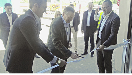 



Die Salamander Geschäftsführung eröffnete die neue Produktionshalle mit einem feierlichen Bandschnitt.
