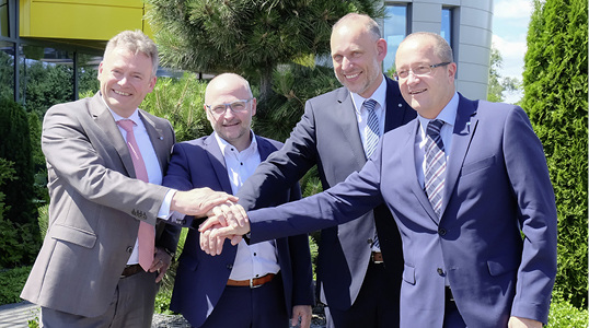 
Sind künftig im engen Austausch v.r.: Die Geschäftsführer Guido Felix (Maco), Frank Jedamski (Hautau), Martin Beißner (Hautau) und Ulrich Wagner (Maco).



