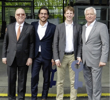 <p>
</p>
<p>
„Schlüsselübergabe“ bei Frerichs Glas (v.l.): Reinhard Cordes, das neue Führungsduo Simon Cordes und Dr. Jan Wennemer, Walter Tietz.
</p> - © Foto: Frerichs Glas
 
„Schlüsselübergabe“ bei Frerichs Glas (v.l.): Reinhard Cordes, das neue Führungsduo Simon Cordes und Dr. Jan Wennemer, Walter Tietz.