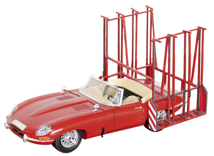 



Ein Traum von einem Dienstwagen für Glaser, ein Jaguar E-Type mit Glasreff.
