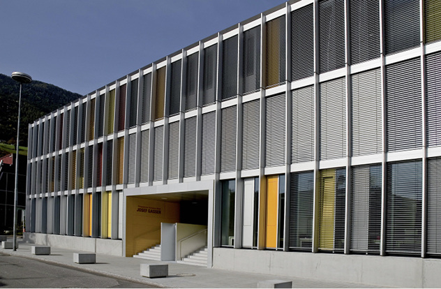 
Sonnenschutz kann bei richtiger Planung und optimaler Ausnutzung der Bauphysik das Innenraumklima eines Gebäudes wesentlich ins Positive beeinflussen, ohne zusätzliche Energie aufzuwenden.



