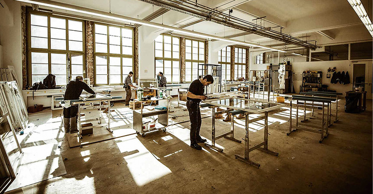 



Bereits die Werkstätten befinden sich auf historischem Boden: Die ehemalige Pulverfabrik hatte im 19. Jahrhundert die Jagd- und Kriegsszenerie mit Patronen versorgt. 
