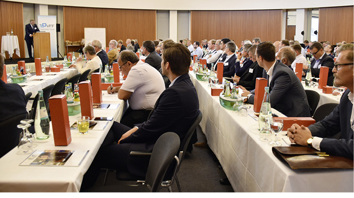 <p>
</p>

<p>
Der Veranstaltungssaal im Maritim Hotel Ulm: Detlef Timm konnte rechtzeitig zur Jahrestagung die Uraufführung des VFF-Films zur Mitarbeitergewinnung verkünden.
</p> - © Foto: Daniel Mund / GLASWELT

