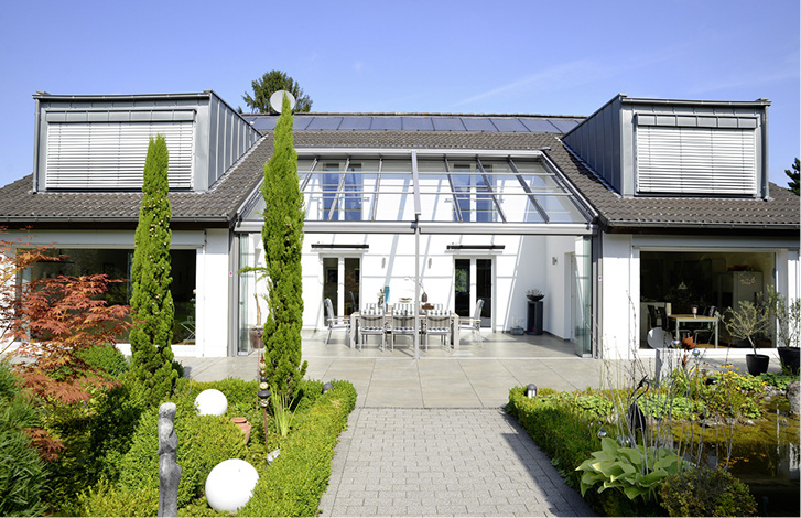 



Das Glashaus füllt die Terrassenlücke vollständig aus.
