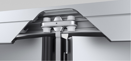 



Einzelne Glaselemente bewegen Nutzer dank kugelgelagerter Laufrollen leichtgängig.
