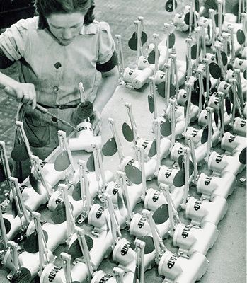 



1903 gründeten der Werkmeister Adolf Boge und der Schlosser Fritz Kasten die Rheinische Türschließerfabrik in Solingen. Sie entwickelten einen Türschließer, mit dem Türen fast geräuschlos ins Schloss fallen und setzten damit den ersten Meilenstein in der Geschichte des Unternehmens.
