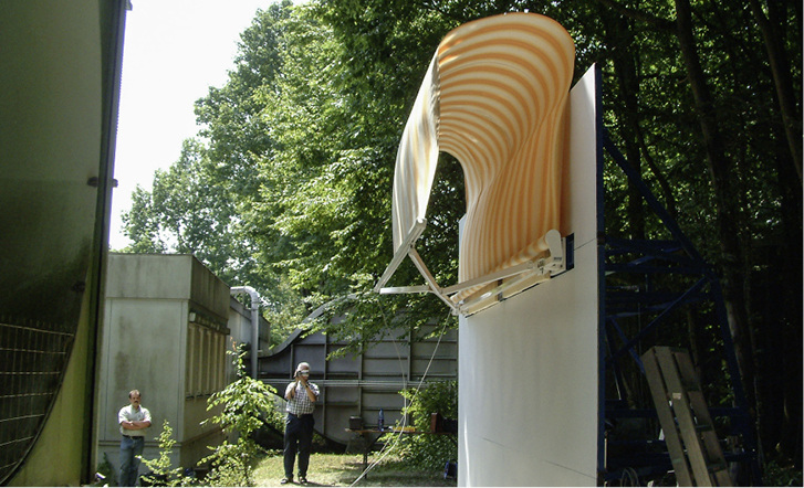 <p>
</p>

<p>
Auch wenn dieses Bild bereits im Jahr 2003 während der Windkanalversuche des BkTex an der Universität in Stuttgart entstanden ist, zeigt es immer noch eindrucksvoll die dynamische Lastaufnahme der Markisenbefestigungen.
</p> - © Foto: Olaf Vögele


