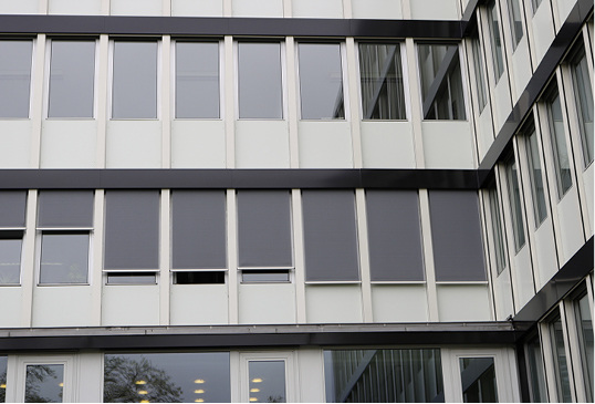 



Beim Erneuern der Fassaden- und Brüstungsbekleidung hielten sich die Mitarbeiter von Lameko streng an die Architektur von Pfau aus den 1950er-Jahren.
