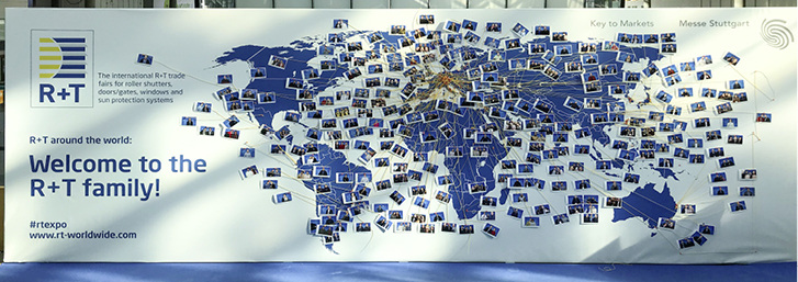 <p>
</p>

<p>
Die Social Wall vor dem Atrium spiegelt die Internationalität der Weltleitmesse R+T wider.
</p> - © Foto: Olaf Vögele

