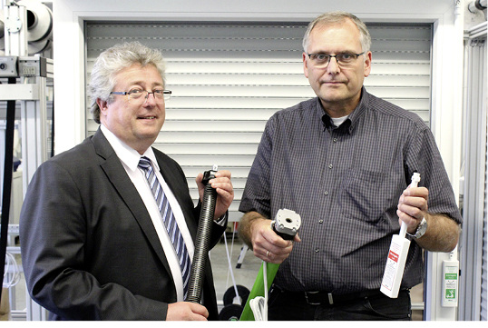 



Der SP Rescue macht im Falle eines Notfalles schnell den Weg nach draußen frei: Rolf Schneider (r.) und Jörg Tebbe (l.) präsentieren den Motor, der im Set mit abgestimmter Federwelle sowie zudem mit Betätigerstange und weiterem Zubehör angeboten wird.
