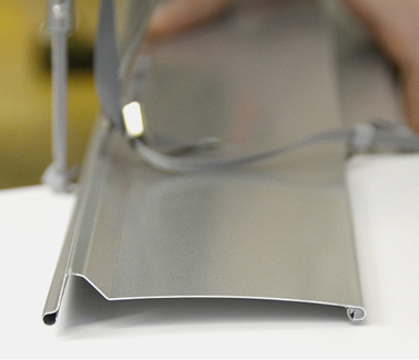 <p>
Auch hier kommt die bewährte Oberflächenbehandlung der Zweischichteinbrennlackierung zum Einsatz, sie mache die Lamelle kratz- und stoßfest.
</p>
<p>
</p> - © Foto: Reflexa
 
Auch hier kommt die bewährte Oberflächenbehandlung der Zweischichteinbrennlackierung zum Einsatz, sie mache die Lamelle kratz- und stoßfest.