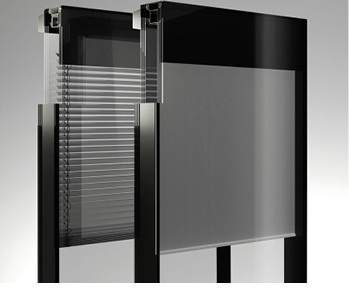 
Der Sonnenschutz wird werkseitig in den abgeschlossenen Zwischenraum integriert. Gewartet werden muss nur der außen liegende Motor.



