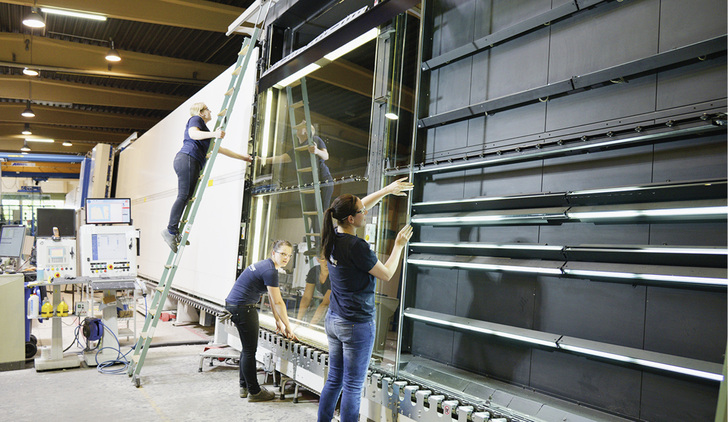 



Die Nachfrage nach größeren Gläsern steigt: Wer regelmäßig großformatige Scheiben fertigt, sollte seine Prozesse bestens optimiert haben. 
