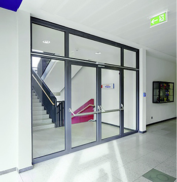 <p>
</p>

<p>
Hier im Bild eine Tür im System Schüco, die mit Polycarbonat-Gläsern von Vetrotech ausgestattet ist.
</p> - © Foto: Schüco KG

