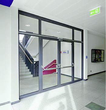 



Hier im Bild eine Tür im System Schüco, die mit Polycarbonat-Gläsern von Vetrotech ausgestattet ist.
