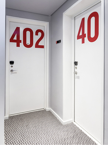 <p>
</p>

<p>
252 Zimmertüren im Kapstadter Redisson Red verfügen über Schließanlage, Spion und große Zimmernummer.
</p> - © Teckentrup

