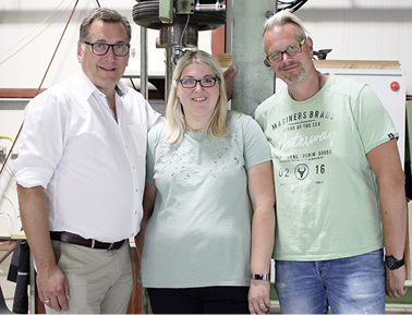 <p>
</p>
<p>
Stephan Schmidt (l.), Geschäftsführer der Gütegemeinschaft, und die stellvertretende Institutsleiterin Andrea Horsthemke zusammen mit Sascha Holz, Leiter des PIV-Labors.
</p> - © Foto: Gütegemeinschaft Schlösser und Beschläge
 
Stephan Schmidt (l.), Geschäftsführer der Gütegemeinschaft, und die stellvertretende Institutsleiterin Andrea Horsthemke zusammen mit Sascha Holz, Leiter des PIV-Labors.