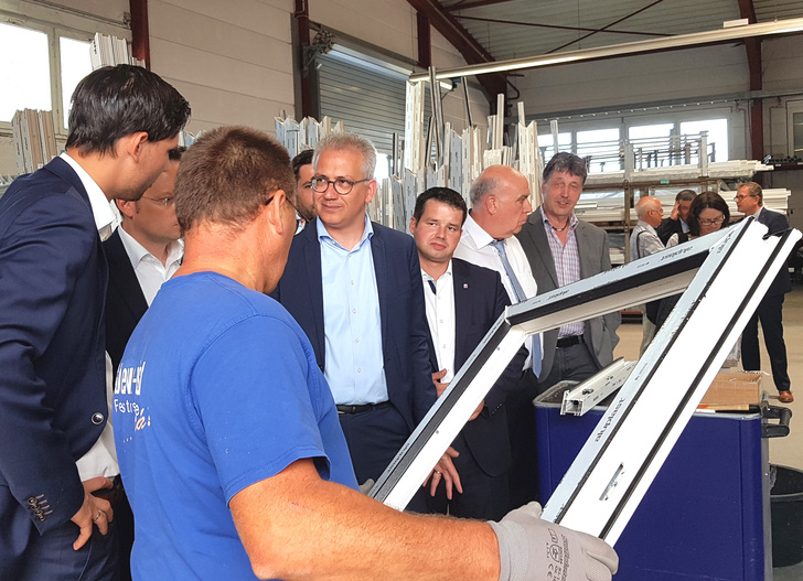 Der hessische Wirtschaftsminister Tarek Al-Wazir zu Gast bei bewa-plast