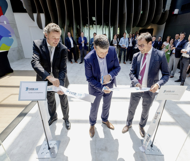 Feierliche Eröffnung der neuen Firmenzentrale: (v.l.) Everlam CEO Harald Hammer, Bart Somers, Bürgermeister Mechelen und Everlam-Vorstand Greg Parekh. - © Everlam
