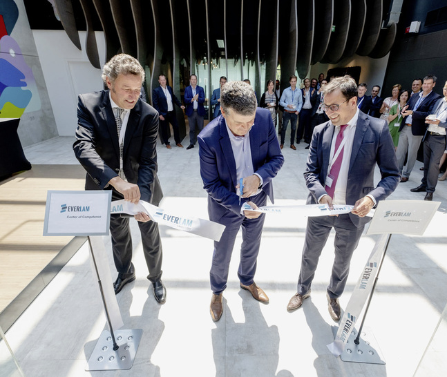 Feierliche Eröffnung der neuen Firmenzentrale: (v.l.) Everlam CEO Harald Hammer, Bart Somers, Bürgermeister Mechelen und Everlam-Vorstand Greg Parekh.