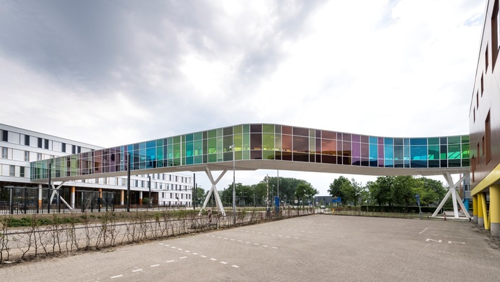 Gewinner bei der Fassaden-Anwendung war eine Fußgängerbrücke aus buntem Glas. Thiele Glas lieferte dafür 650 bunte Scheiben mit 15 verschiedenen Vanceva-Farbfolien.