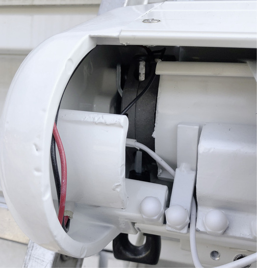 



So wie hier gezeigt mit all den Dellen und Macken kam die Markise frisch aus dem Karton. Normalerweise wäre sie direkt retour gegangen. Die Stromführung 220 Volt (rot-schwarz) und 24 Volt (weiß) ist „allerliebst“ und gefährlich. Darauf wird in einem weiteren Artikel in den nächsten Ausgaben der GLASWELT eingegangen.
