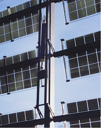 <p>
</p>

<p>
Econom 01 Antriebe bewegen die Photovoltaik-Lamellen an der Südfassade des Stiebel-Eltron-Gebäudes auf dem Energy Campus und tragen zur Energiegewinnung bei. 
</p> - © Foto: ims Ingenieurleistungen Manfred Starlinger

