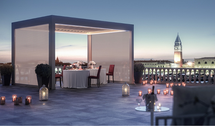 



Das Lamellendach Ventur Side M bietet Überdachung, Sicht- oder Windschutz, ganz wie es beliebt. 
