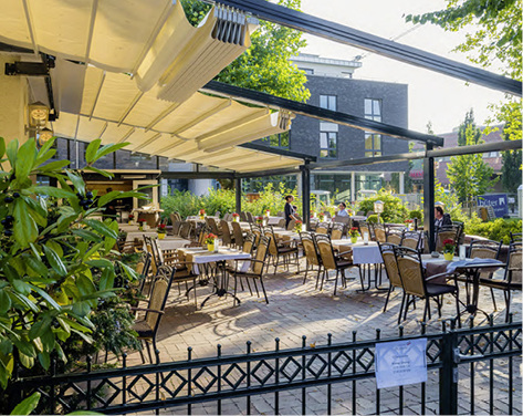 



Ausfälle bis 7 m und in der Breite beliebig koppelbar machen den Allwetterschutz zu einer interessanten Alternative im Gastronomiebereich.
