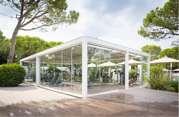 



Ganz nach Belieben der Gäste kann der Fitnessbereich geöffnet oder geschlossen werden. Die Kombination von Rahmenkonstruktion, textilen Dach- und Glasschiebewänden schafft Lösungen für jedes Wetter.
