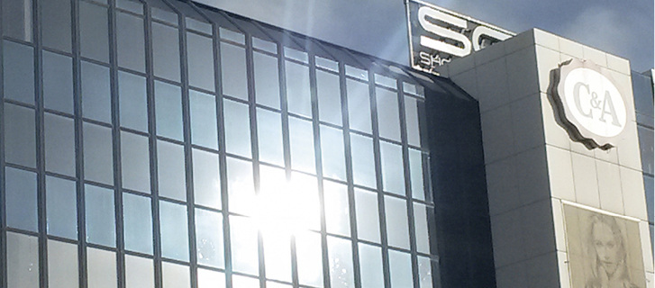 



Bei der Planung von Glasfassaden muss eine mögliche Blendung bedacht werden, spätere Anpassungen sind teuer. 
