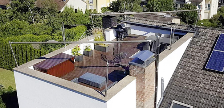 



Eingefahren ist die schlanke maritime Konstruktion kaum zu erkennen und vor Wind und Wetter aufgrund der kleinen Windangriffsfläche optimal geschützt.
