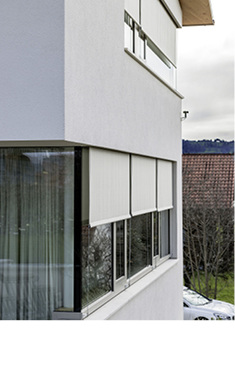 



Der Jalousiekasten lässt sich individuell an die Gebäudearchitektur anpassen. Damit ist auch die Verschattung von Ganzglasecken möglich. 
