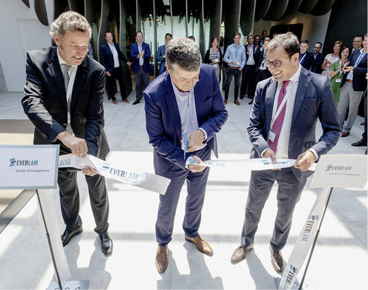 <p>
</p>

<p>
Feierliche Eröffnung der neuen Firmenzentrale: (v.l.) Everlam CEO Harald Hammer, Bart Somers, Bürgermeister Mechelen und Everlam-Vorstand Greg Parekh
</p> - © Foto: Everlam

