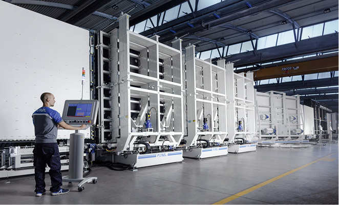 



Die Präsentation der neuen XXL-Isolierglas-Linie für Scheiben bis 9 m Länge und 3,30 m Breite, die unter der Bezeichnung „No Limits 9000“ läuft, war der Höhepunkt der Veranstaltung.
