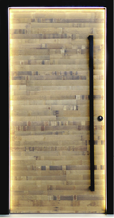 



Das Sondermodell HT 3-82 in Fasseiche mit Griff in Schwarzstahl und mit im Rahmen integrierter LED-Beleuchtung ist mit dem Zugangssystem „Smart Connect“, Motorschloss und verdeckt liegenden Bändern ausgestattet.
