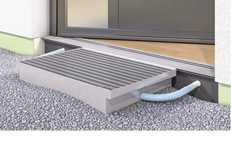 



Das Wasser aus dem Entwässerungssystem der schwellenfreien Magnet-Doppeldichtung wird von den rechten und linken Entwässerungsstutzen ausgehend über PVC-Schläuche direkt in die Alu-Schmutzfangwanne des Fußabstreifers geleitet. 
