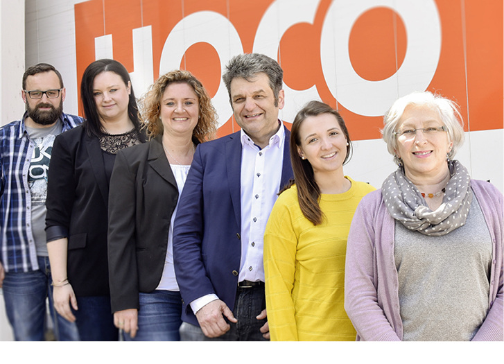 <p>
Das Hoco-Team am neuen Leitstand (v.l.): Timo Klante, Silvia Orthuber, Eva Heller, Jonny Eke (Exxent Consulting), Linda Schätz, Uschi de la Torre Altena
</p>

<p>
</p> - © Foto: Hoco

